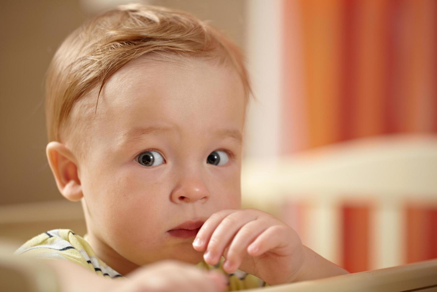 kleine jongen in wieg foto