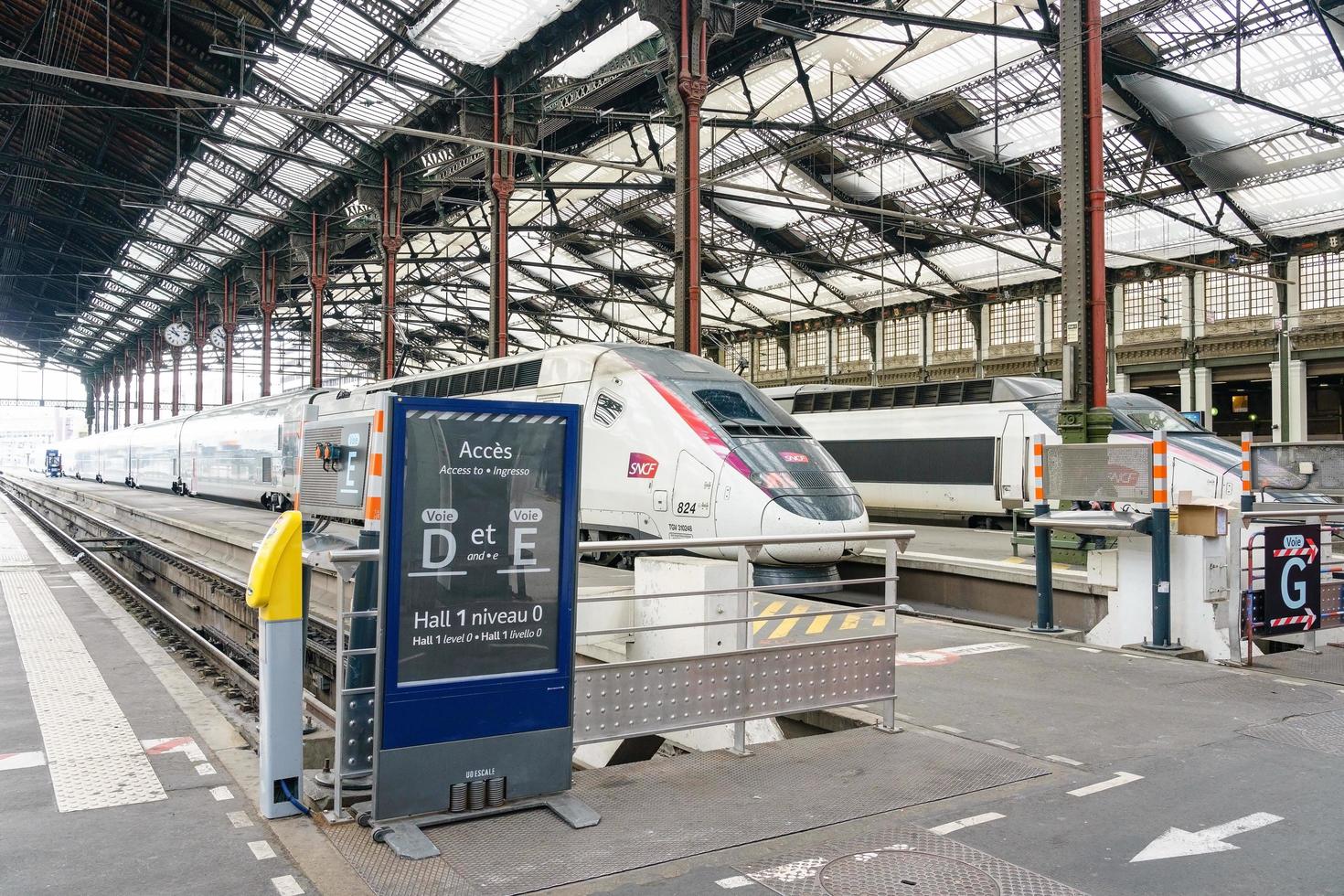 treinen in het historische station Gare de Lyon, Parijs foto