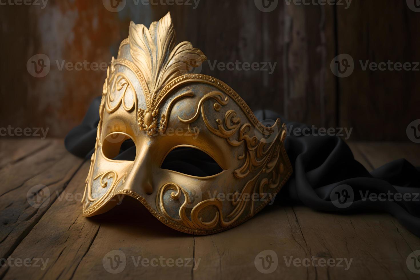 gouden Venetiaanse masker Aan een houten tafel foto