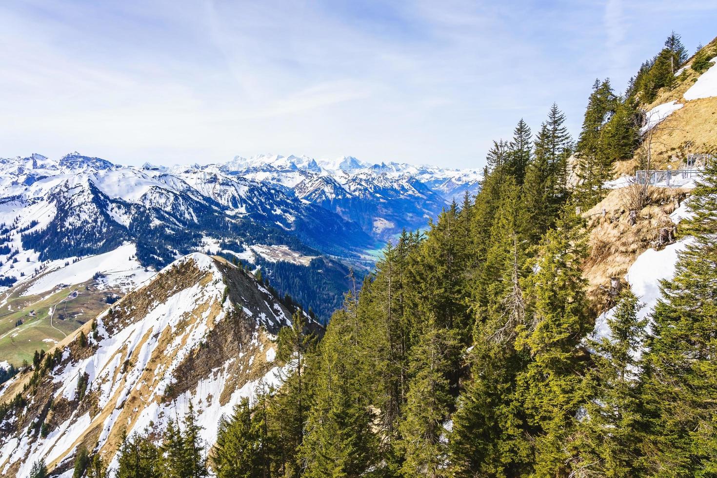 uitzicht op de prachtige Zwitserse Alpen gezien vanaf de berg Stanserhorn, Zwitserland foto