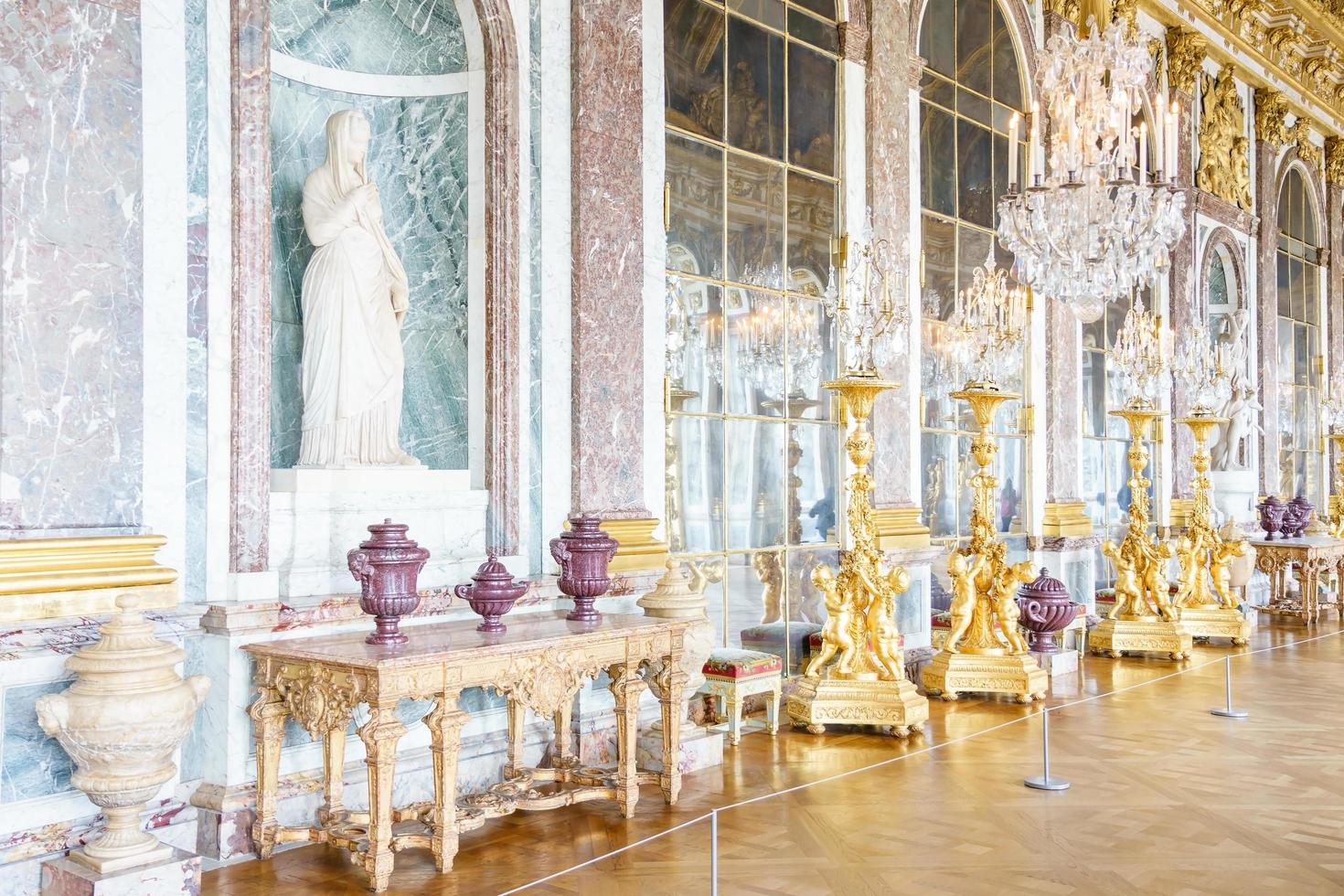 de spiegelzaal van het koninklijk paleis van versailles in frankrijk foto