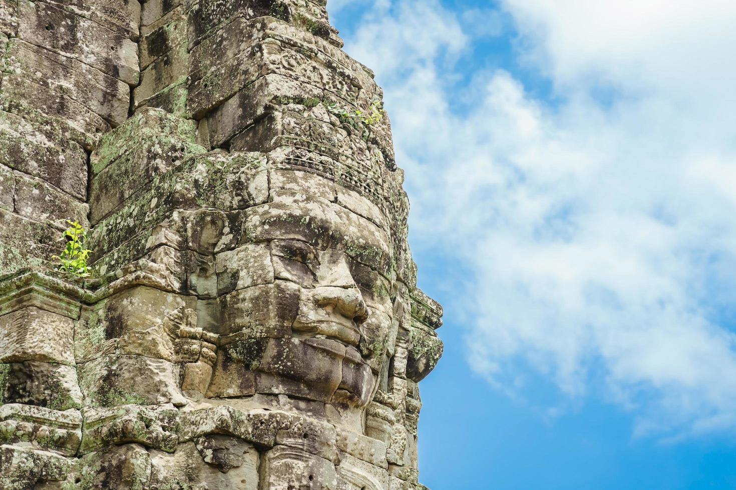oude stenen gezichten bij bayon tempel, angkor wat, siam reap, cambodja foto
