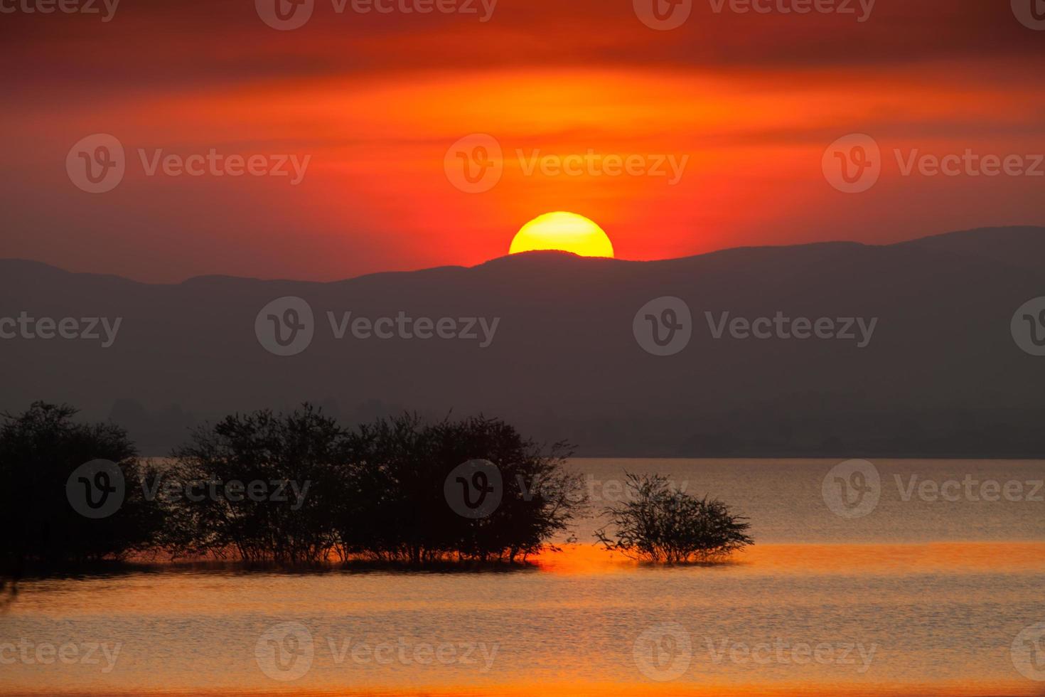 zonsondergang achter een berg foto