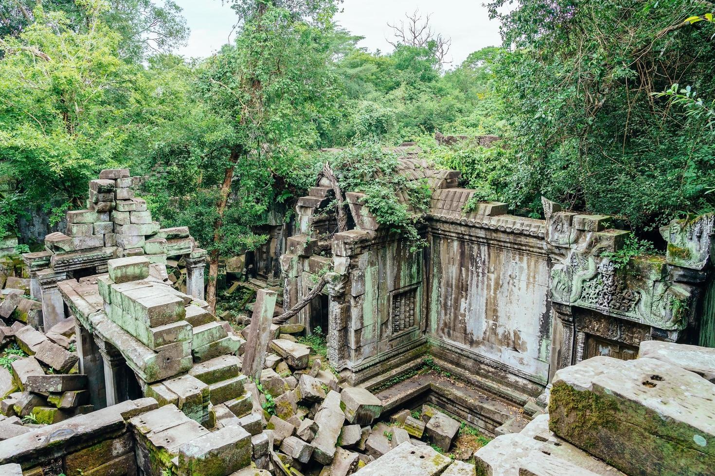 beng mealea tempelruïnes in het midden van bos, siem reap, cambodja foto