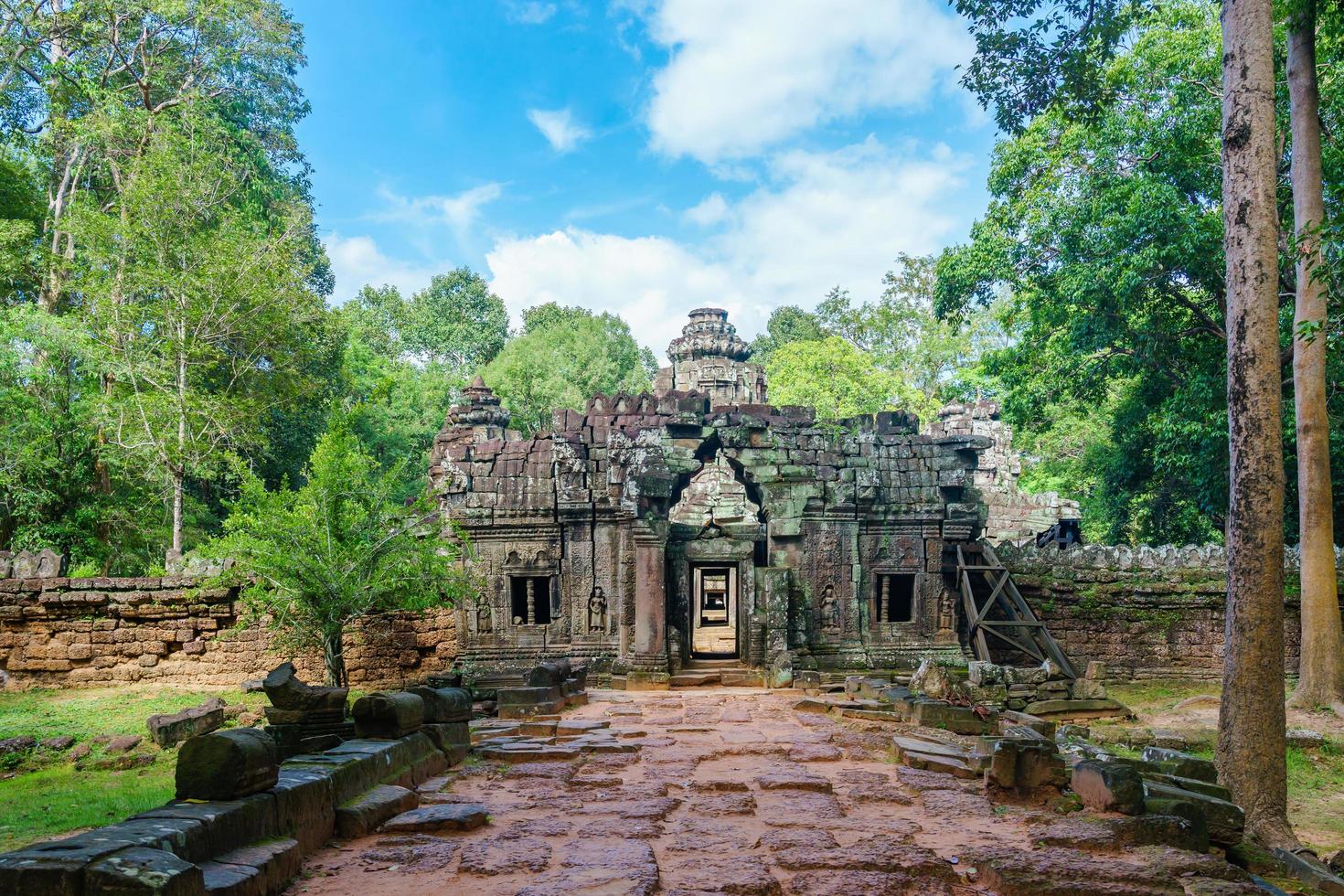 banteay kdei-ingang in het tempelcomplex van angkor wat, siem reap, cambodja foto