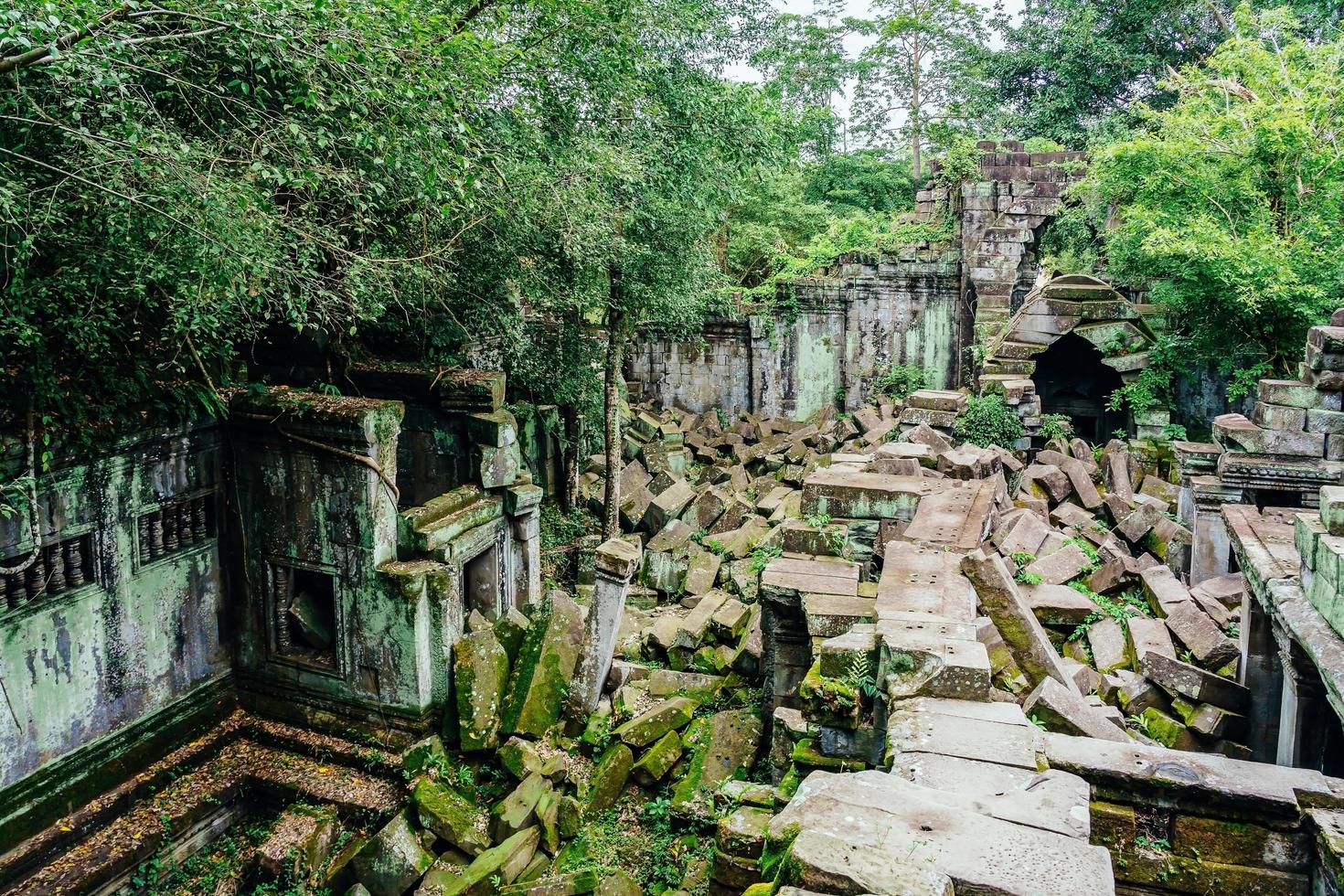 beng mealea tempelruïnes in het midden van bos, siem reap, cambodja foto