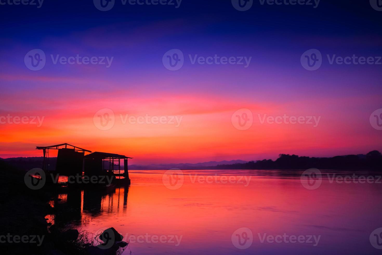 kleurrijke zonsondergang over een watermassa foto