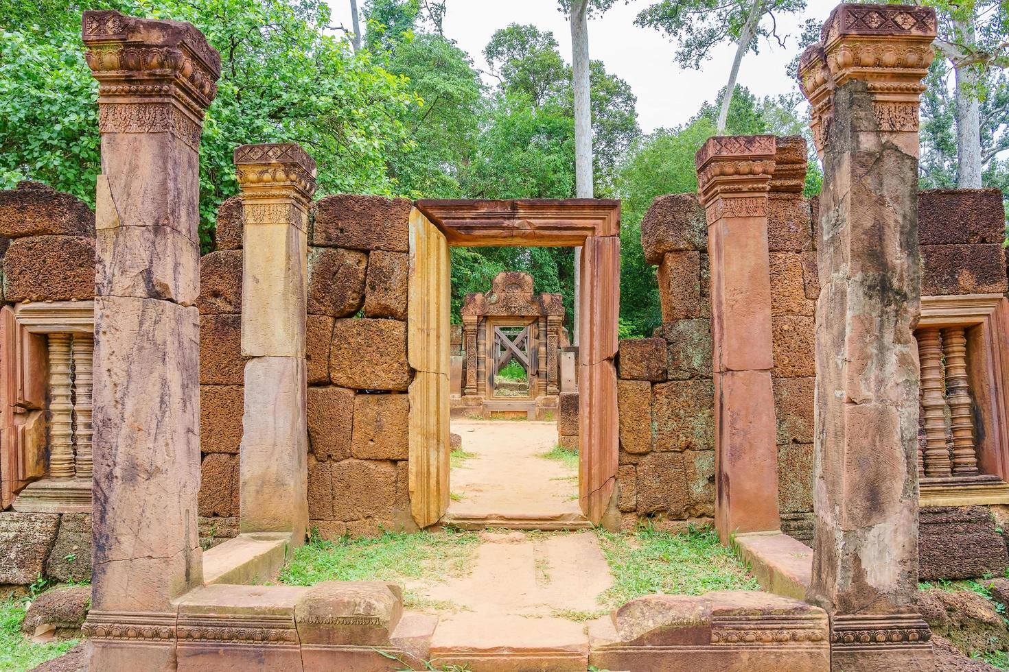 banteay srei-tempel gewijd aan Shiva, in de jungle van het Angkor-gebied van Cambodja foto