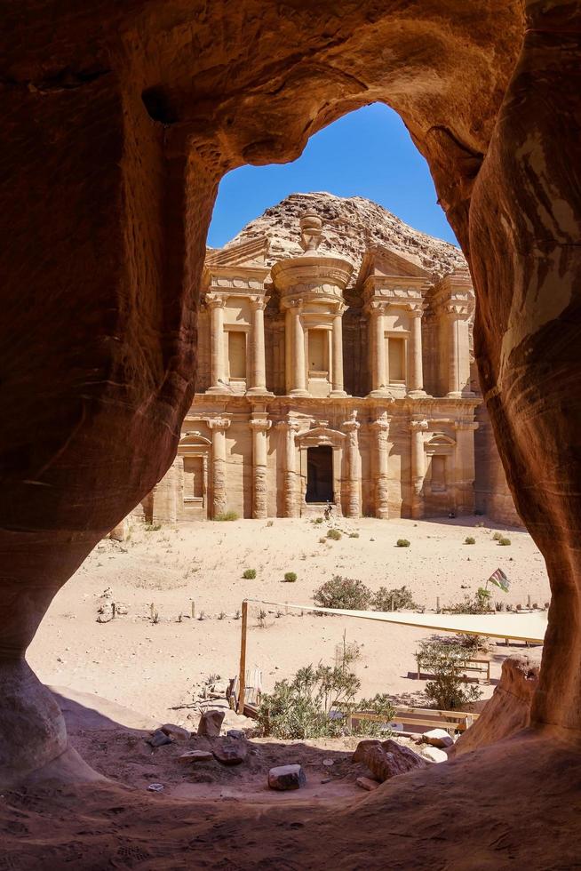 uitzicht vanuit een grot van het ad deir, klooster in de oude stad petra, jordanië foto