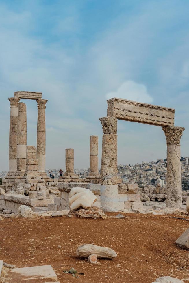 tempel van hercules, romeinse korinthische zuilen op de citadelheuvel in amman, jordanië foto