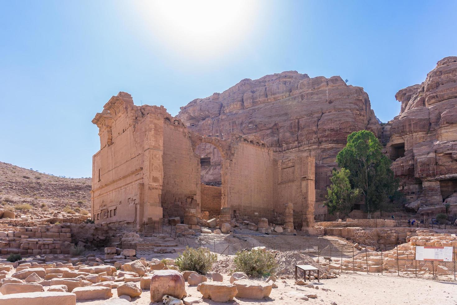 de ruïnes van de grote tempel in petra, jordanië foto