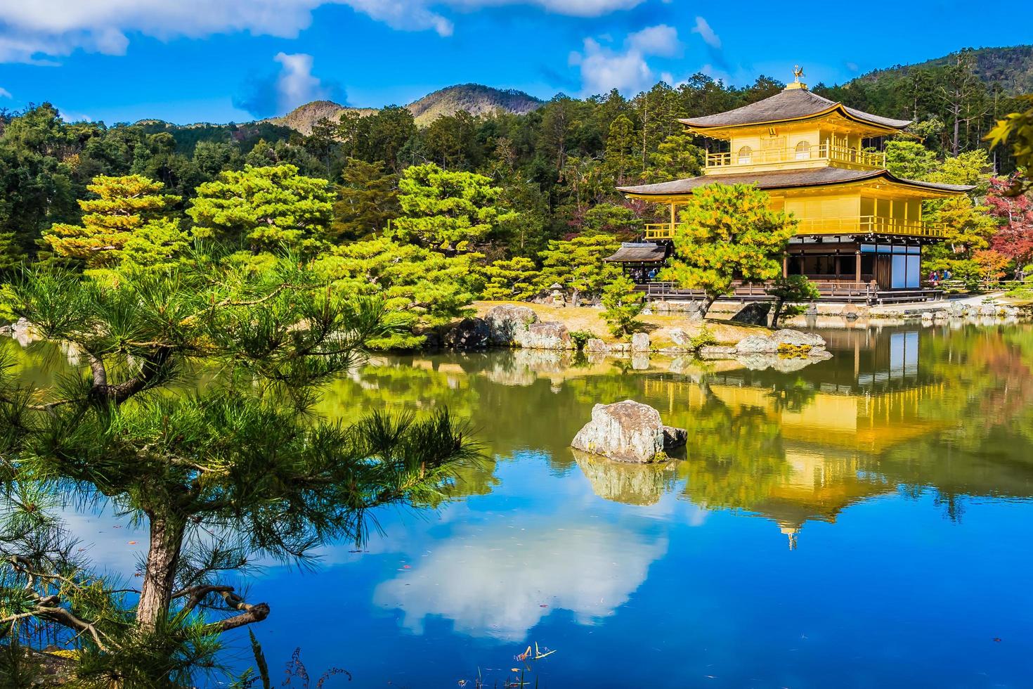 kinkakuji-tempel of het gouden paviljoen in kyoto, japan foto