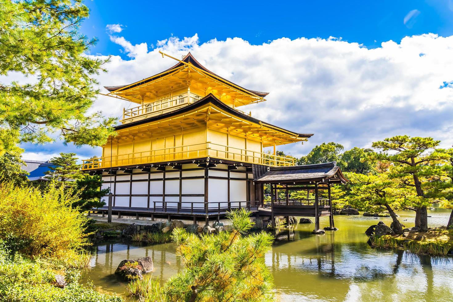 kinkakuji-tempel of het gouden paviljoen in kyoto, japan foto