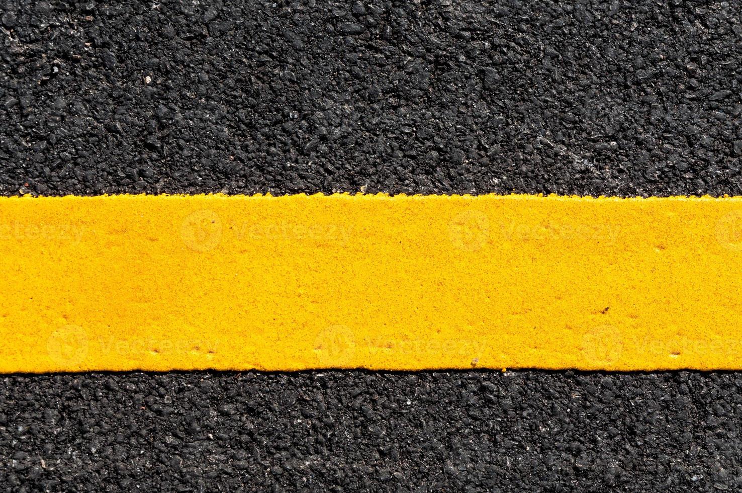 geel lijn Aan nieuw asfalt detail, straat met geel lijn structuur foto