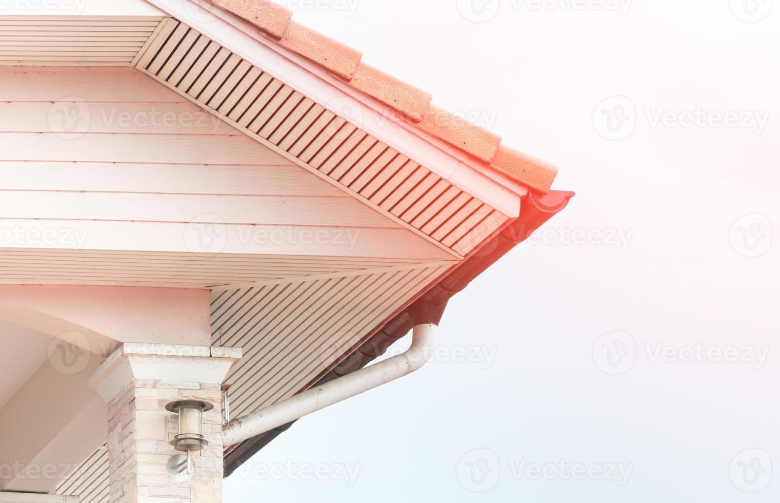 verweerd dak met regen goot van dak top van huis foto