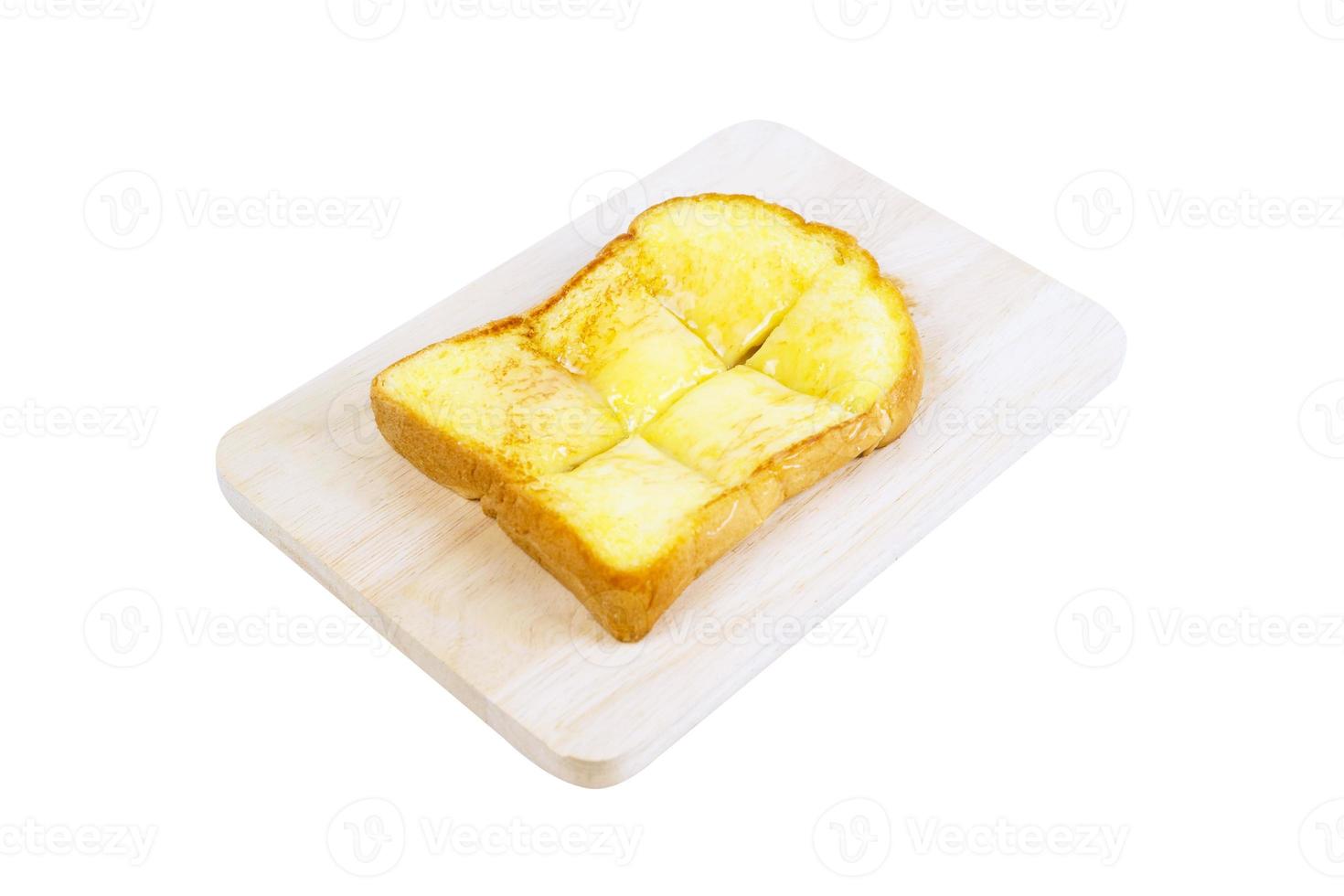 melk boter geroosterd brood Aan een houten bord geïsoleerd Aan wit achtergrond.toast brood foto