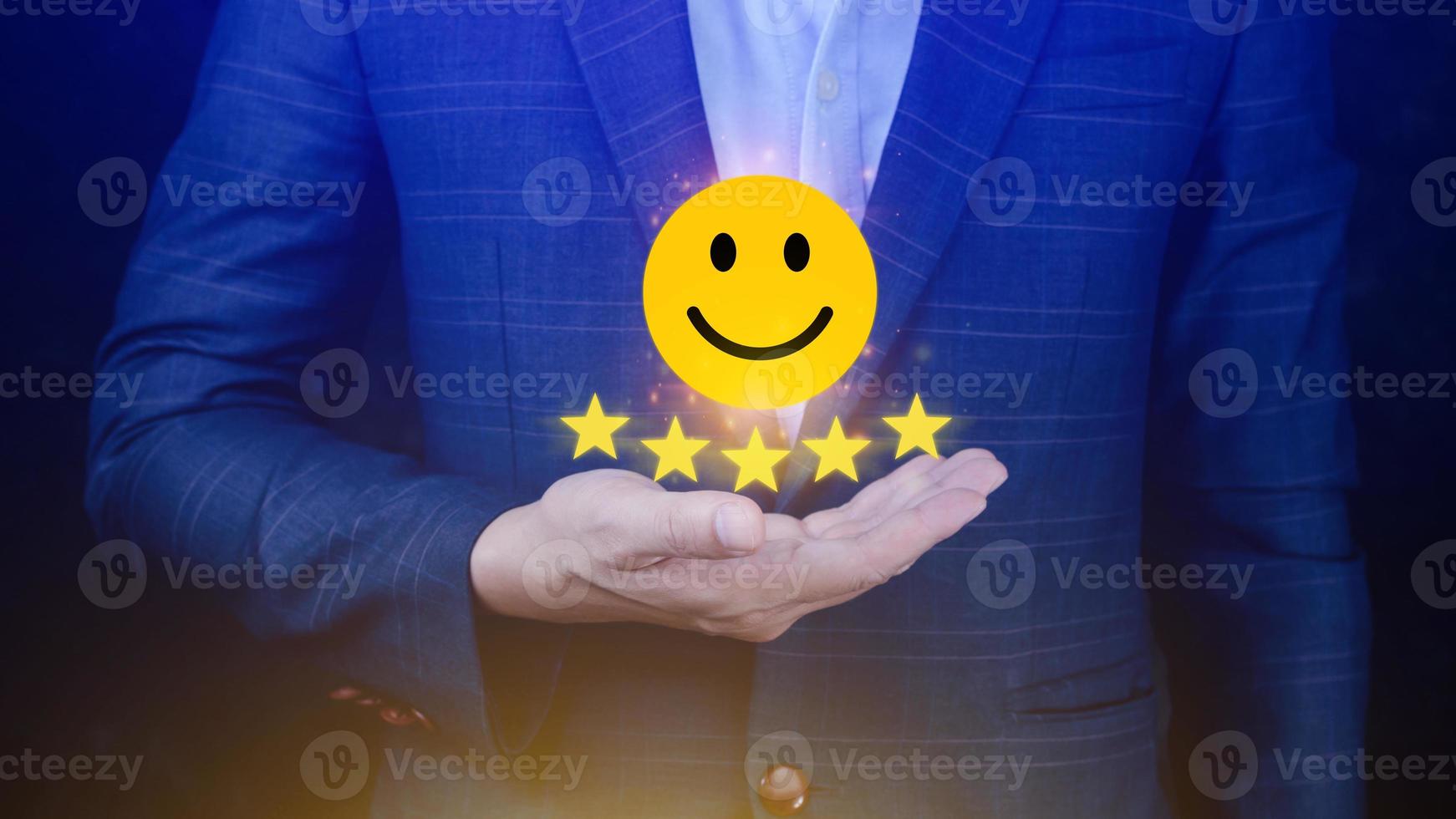 klant Diensten het beste uitstekend bedrijf beoordeling beleven, positief recensie en feedback, tevredenheid enquête concept. hand- van een zakenman tonen gelukkig glimlach gezicht met vijf ster. foto