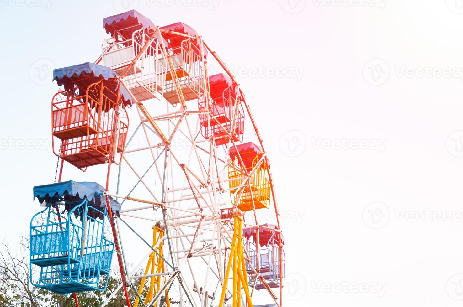 ferris wiel speler van de pret kinderen met blauw hemel, oud en wijnoogst ferris wiel foto