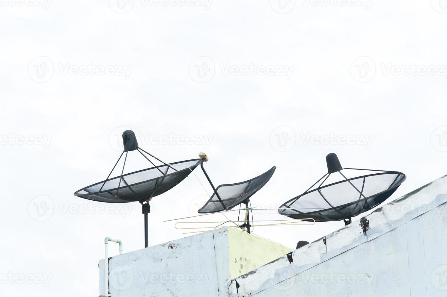 satelliet schotel Aan de oud gebouw met de blauw lucht achtergrond in de ochtend- foto