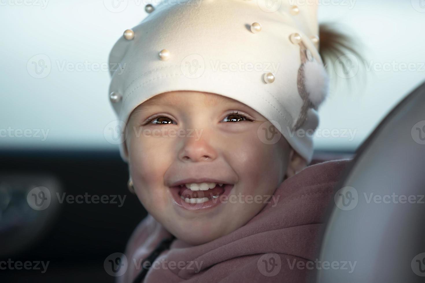 gelukkig weinig meisje lacht vrolijk. grappig kinderen. foto