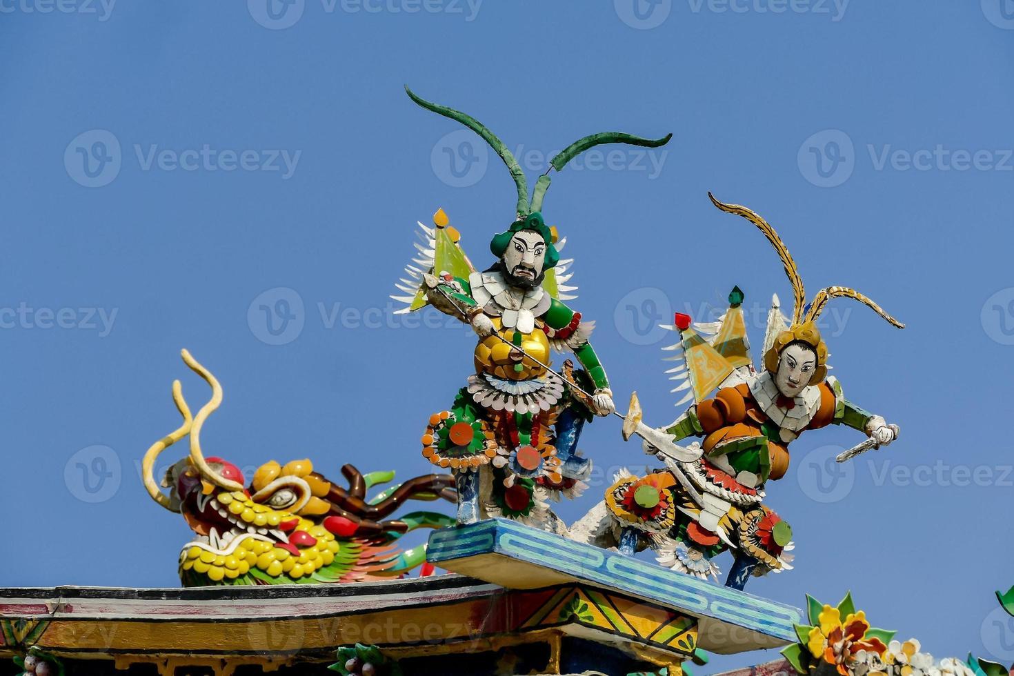 standbeelden Aan de tempel dak foto