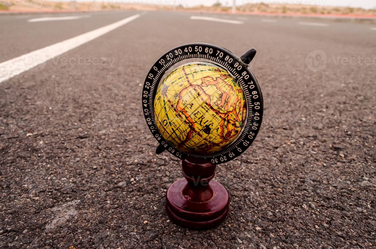 wereldbol Aan de weg foto