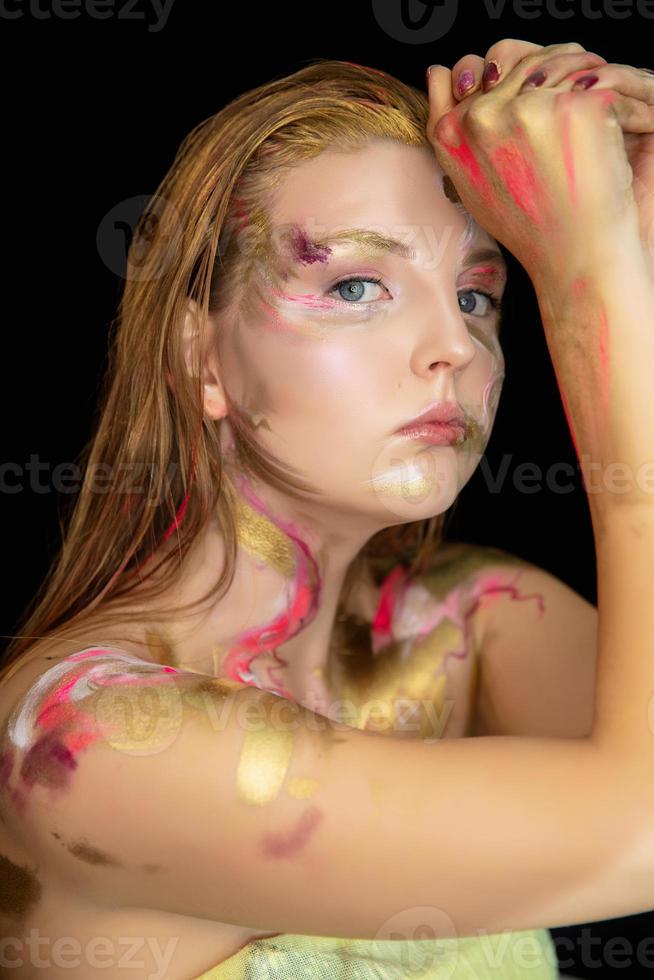 mooi hoor jong vrouw met creatief maken omhoog foto