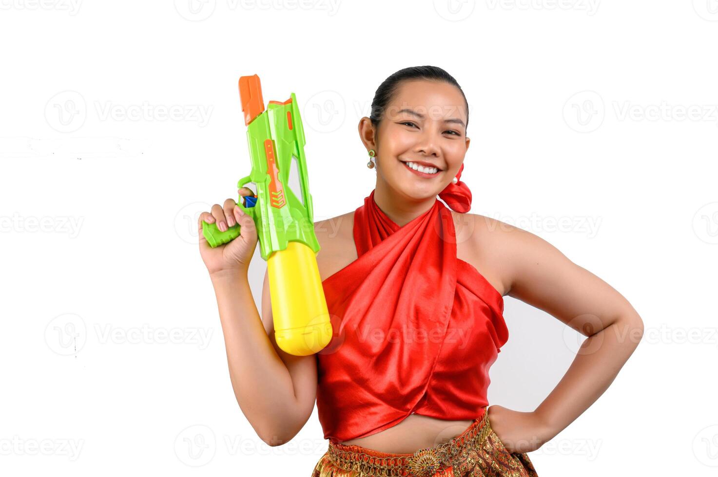 portret mooi vrouw in songkran festival met water geweer foto