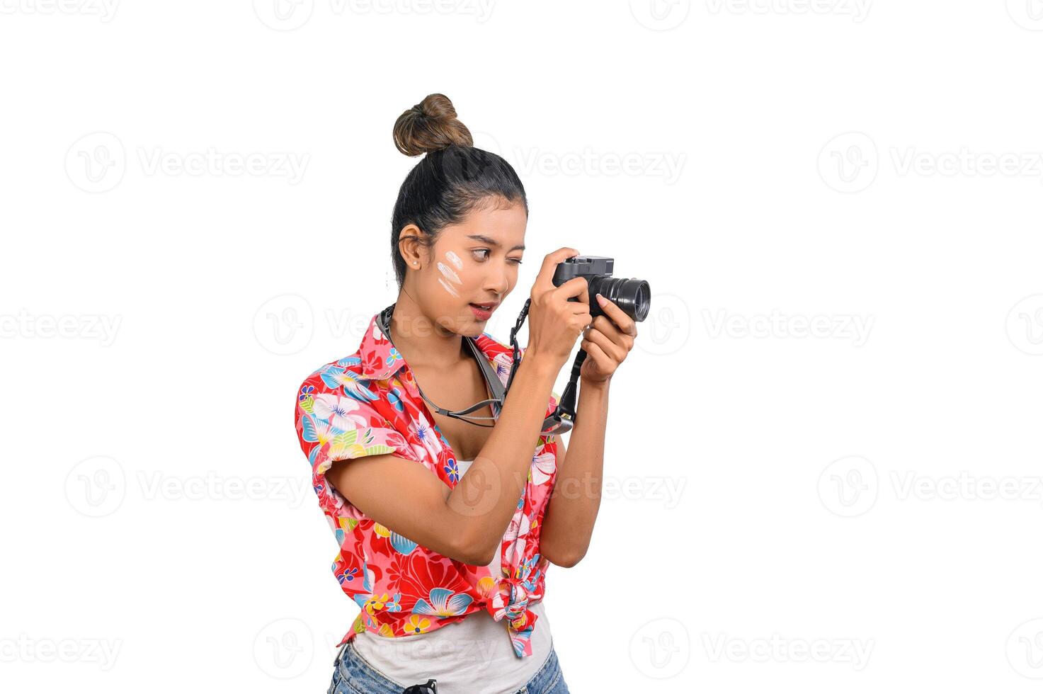 portret schattig vrouw in songkran festival met water geweer foto