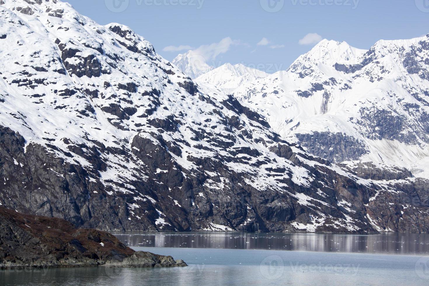 besneeuwd lente in bergachtig gletsjer baai nationaal park foto