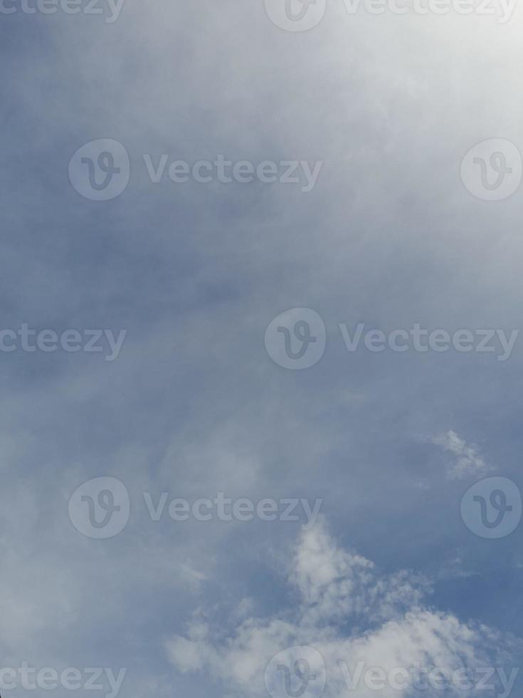 blauw lucht met gezwollen wolken achtergrond. natuurlijk achtergrond foto