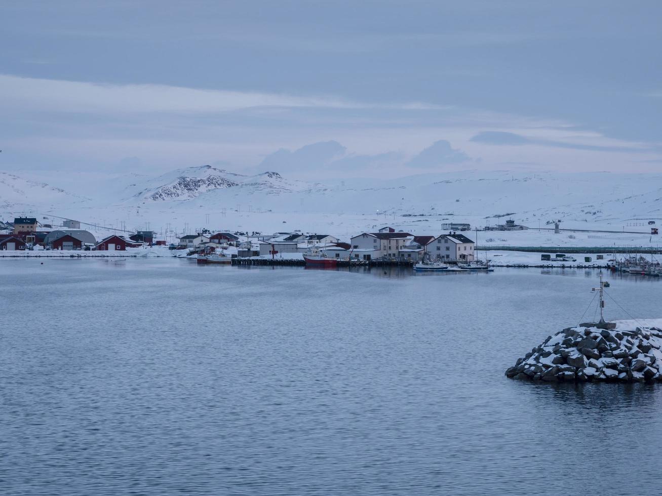 mehamn dorp, Noorwegen, in winter gezien van de haven Ingang foto