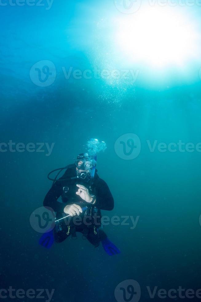 scuba duiker onderwater- portret in de diep blauw oceaan foto