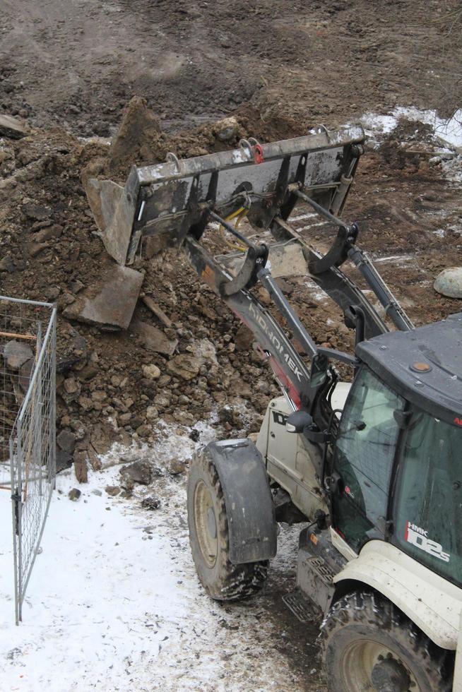 Sankt petersburg Rusland - 02 17 2023 bulldozer werken Aan aarde in de bouw plaats foto