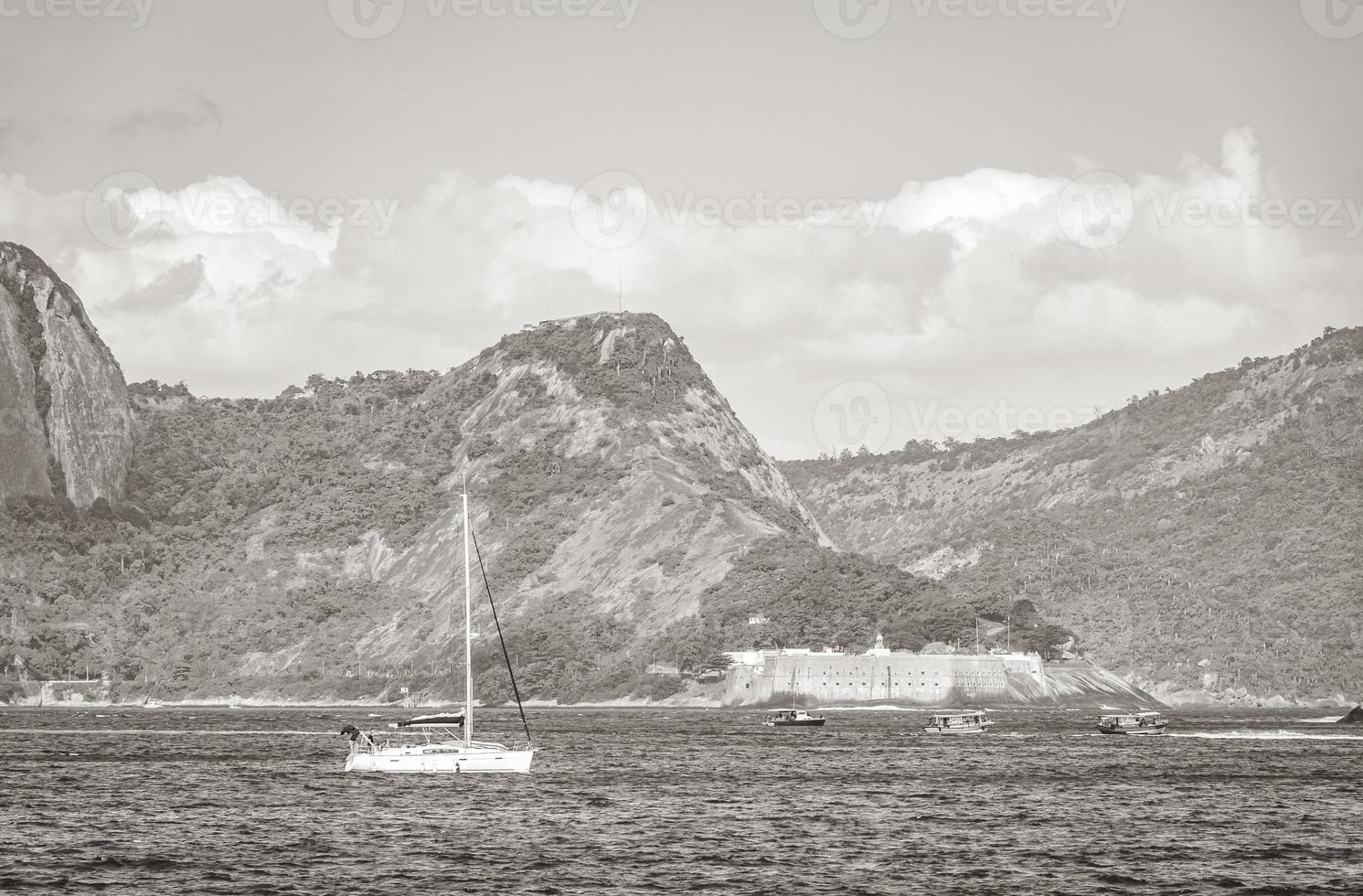 landschap panorama kustlijn boten bergen niteroi rio de janeiro brazilië. foto