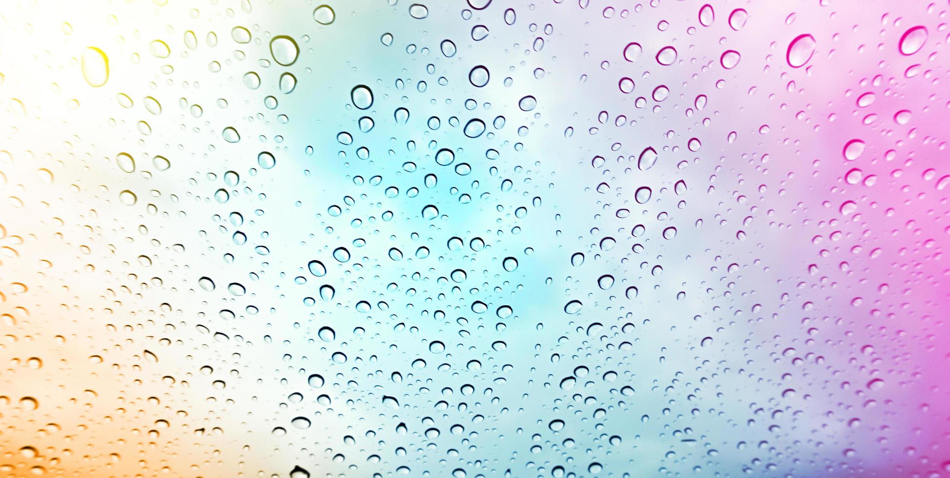 detailopname regendruppels Aan glas en wazig kleurrijk achtergrond. foto