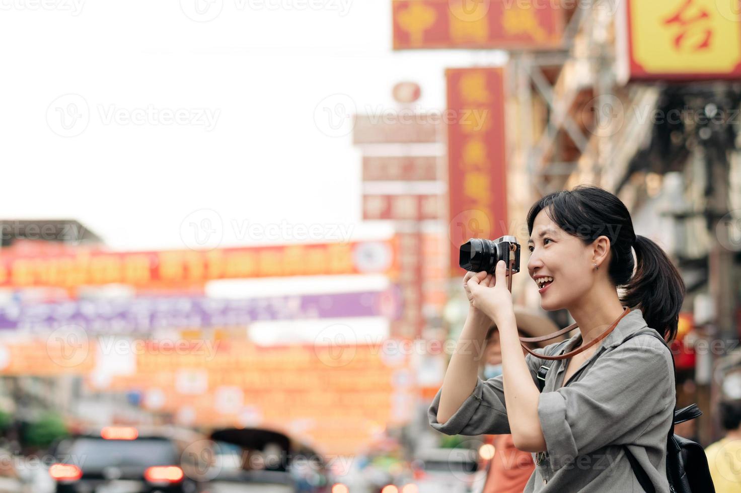 jong Aziatisch vrouw rugzak reiziger genieten van China stad- straat voedsel markt in Bangkok, Thailand. reiziger controle uit kant straten. foto