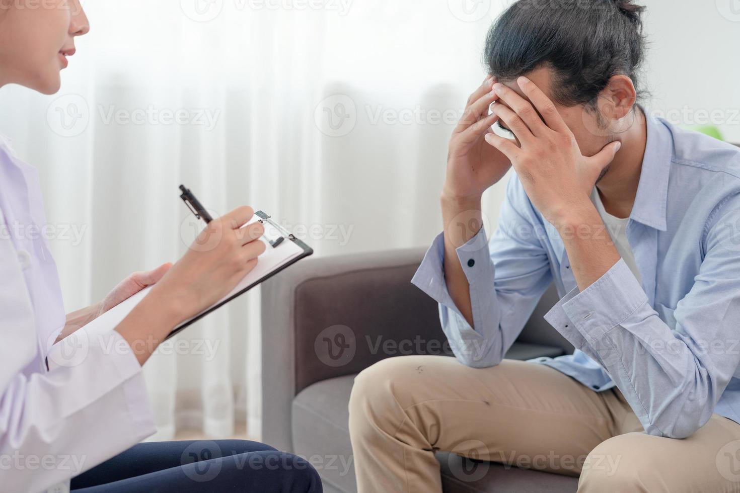 Mens met mentaal Gezondheid problemen is overleg plegen. psychiater is opname de patiënten staat voor behandeling. aanmoediging, liefde en familie probleem, bipolair , depressie geduldig, beschermen zelfmoord foto