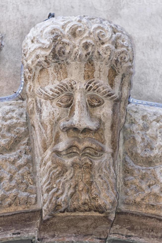 middeleeuws bas Verlichting hoofd standbeeld foto