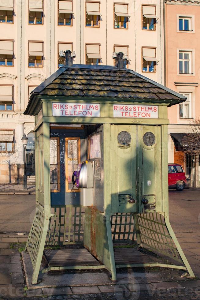 Stockholm risicotelefoon oud hout telefoon cabine foto