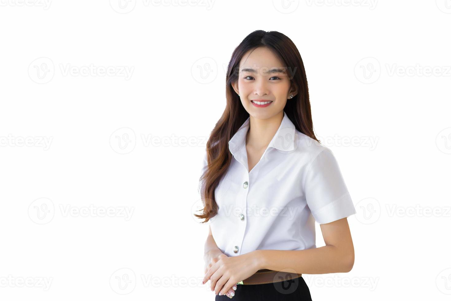 Aziatisch portret van een volwassen Thais leerling in Universiteit leerling uniform. jong Aziatisch mooi meisje staand vol vertrouwen geïsoleerd Aan wit achtergrond. foto