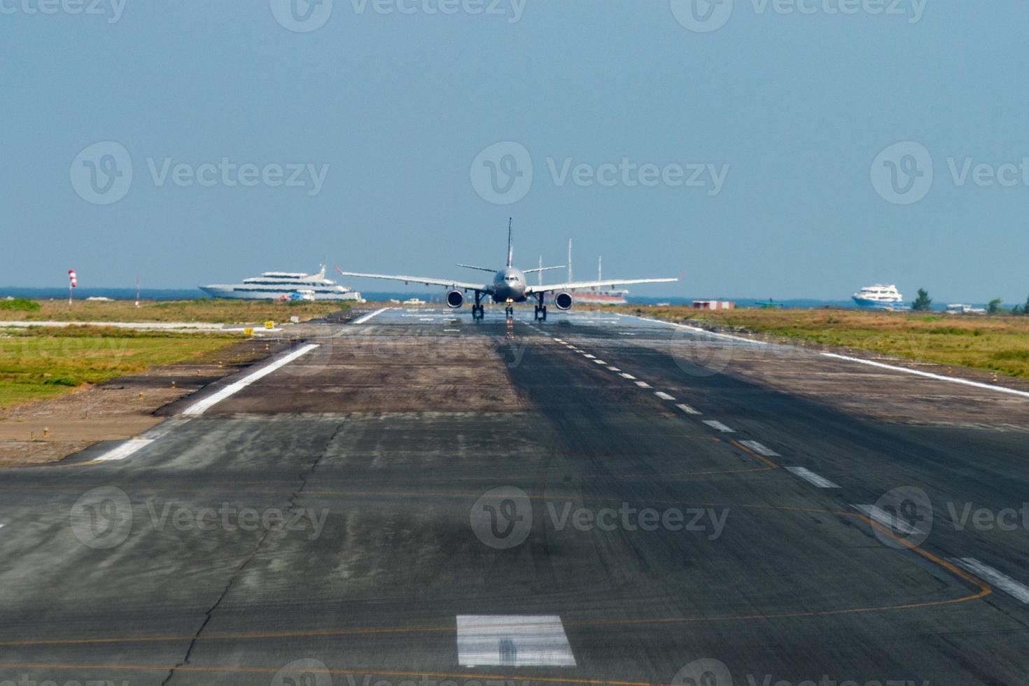 vliegtuig terwijl nemen uit in eiland luchthaven foto