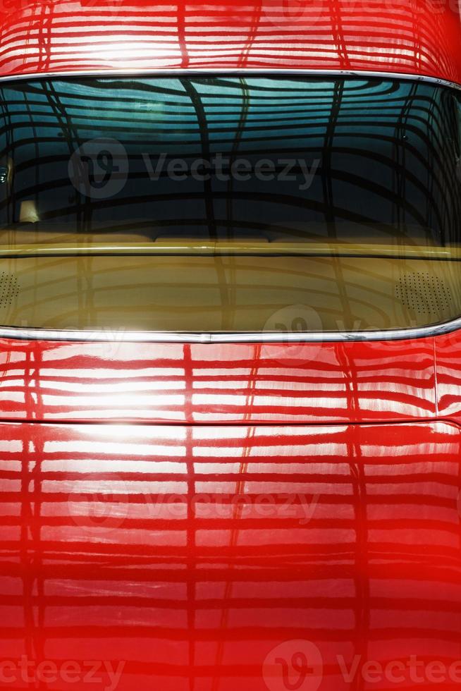 rood metaal dak van een wijnoogst retro auto top visie. foto