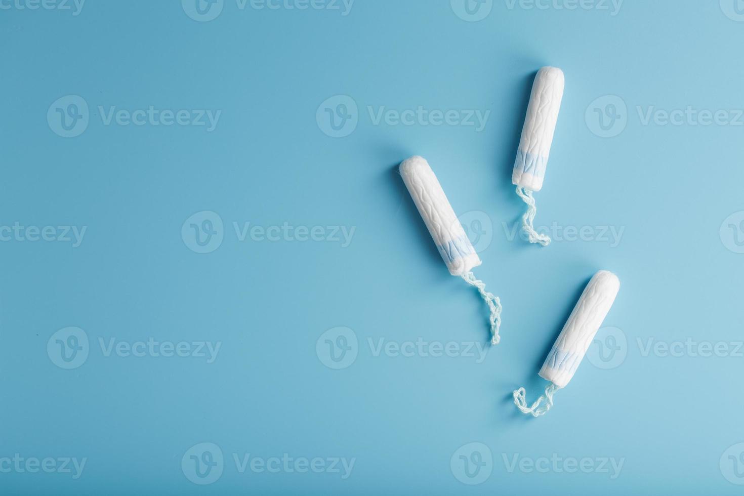 katoen tampons Aan een blauw achtergrond met een vrij ruimte. foto