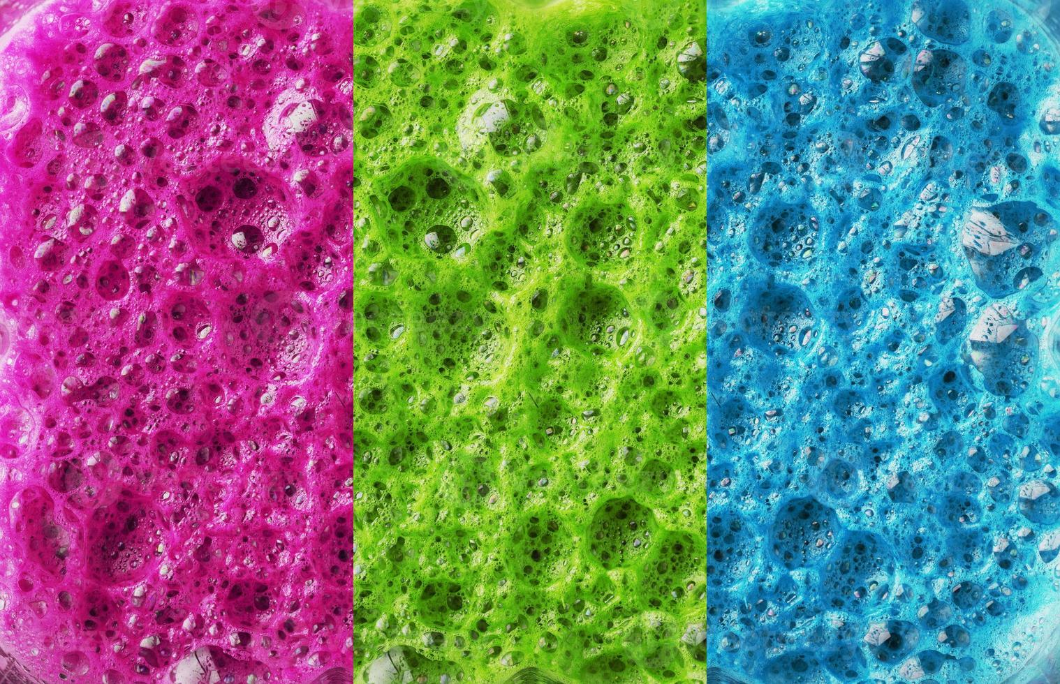 veelkleurig schuim van drie kleuren, roze, groen en blauw in een rij. foto