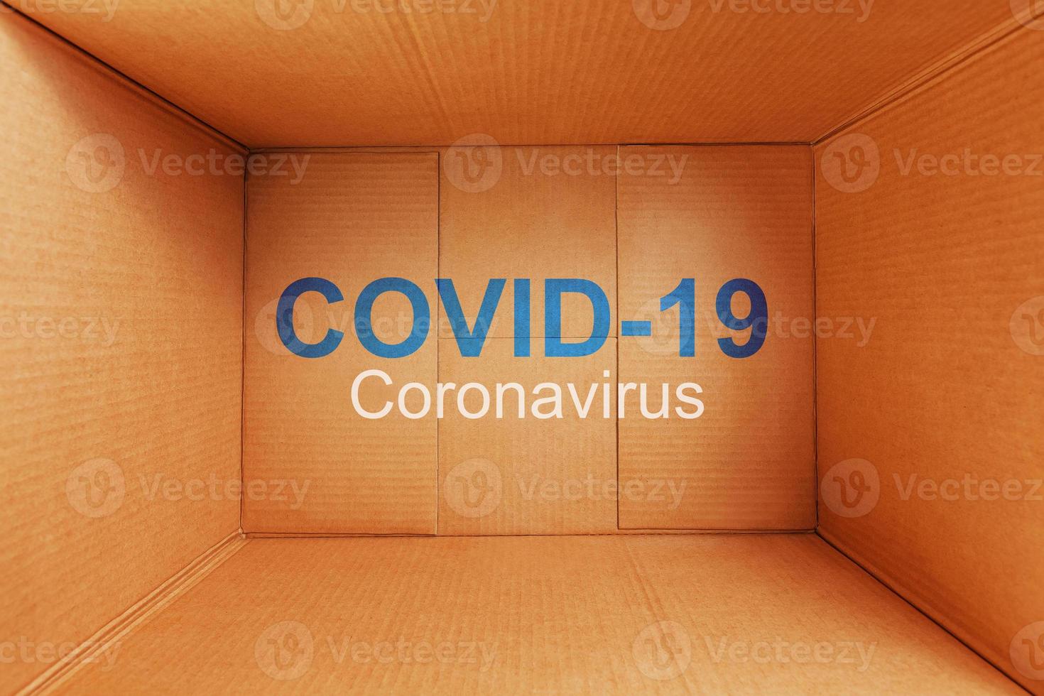 een coronavirus pandemisch gelabeld covid-19 binnen een levering onderhoud karton doos. foto