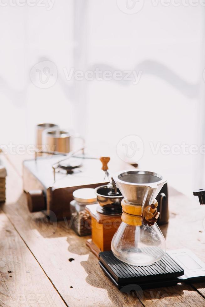 paar of Aziatisch mensen naar geur koffie Boon, maken of brouwen koffie in keuken huis. omvatten beker, mok, fles en keukengerei Aan tafel. concept voor ochtend- levensstijl, liefde, Vrolijk, familie, relatie. foto