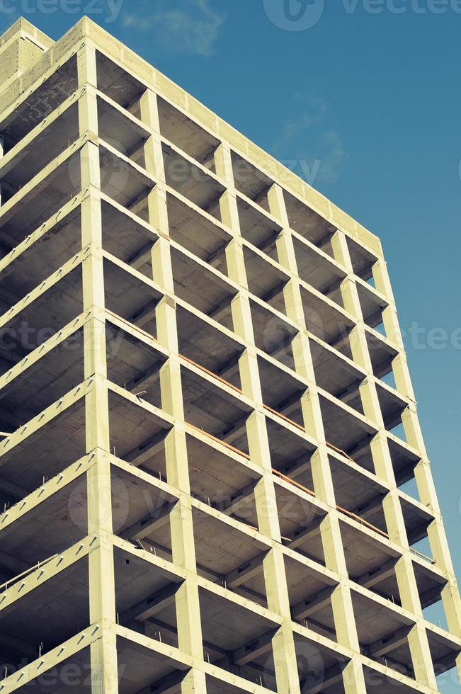 modern onvoltooid met meerdere verdiepingen gebouw. hoger gebouw visie. foto