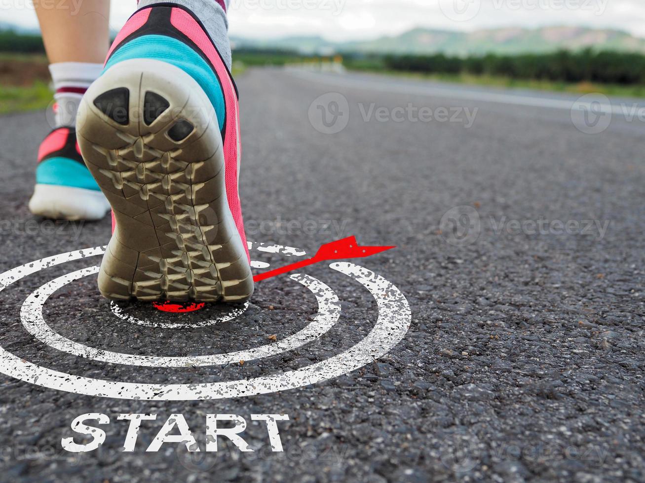 begin uit naar de doel vrouw atleet rennen weg van reeks doel stepping in succes bereiken de reeks doel foto