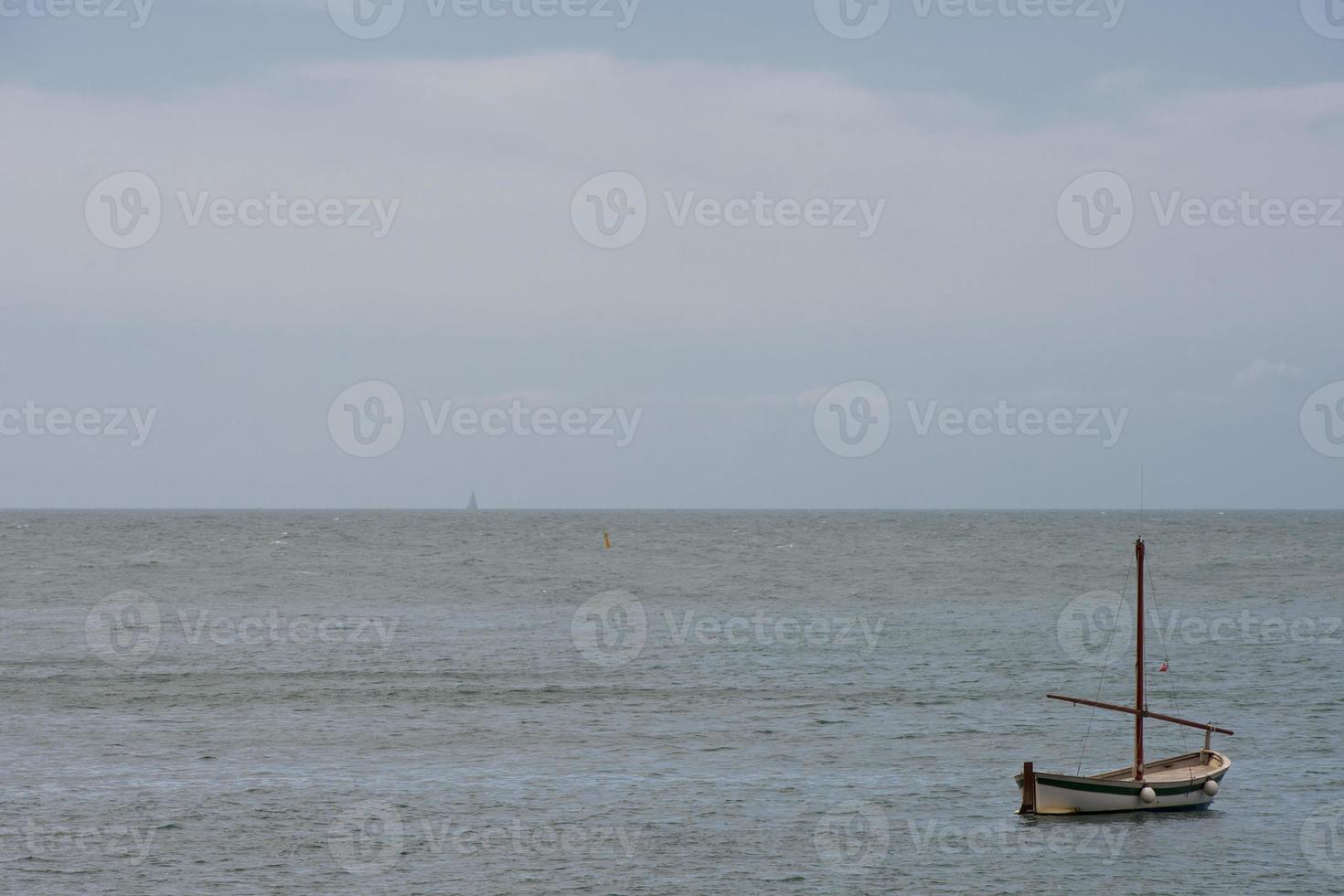 visser houten boot afmeren Bij de haven foto